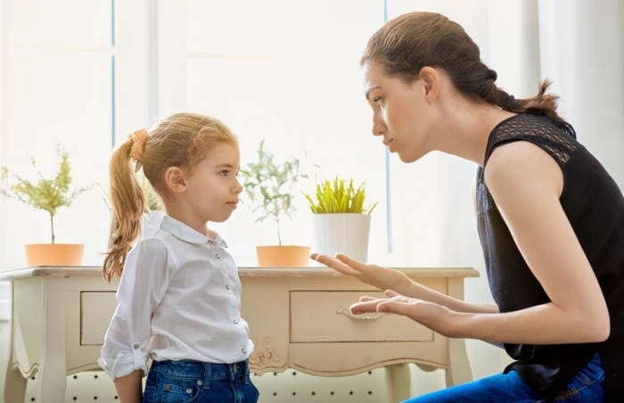 mẹ giải thích hậu quả cho trẻ để kỷ luật trẻ tích cực