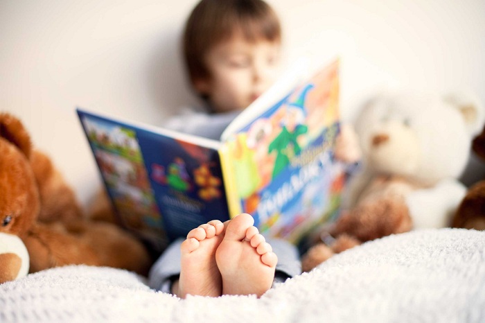 Trẻ đọc sách trước khi đi ngủ