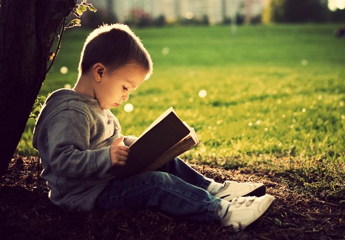 Trẻ đọc sách