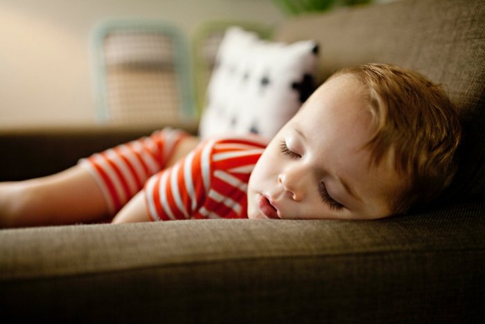 Trẻ nghỉ ngơi đúng lúc sẽ tránh được những hành vi xấu khi quá mệt mỏi