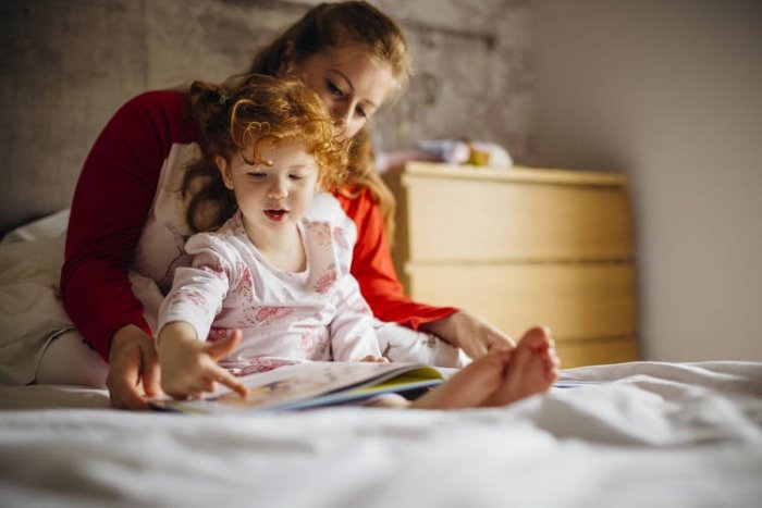 mẹ đọc sách cho trẻ trước giờ ngủ, thúc đẩy hành vi tốt đẹp