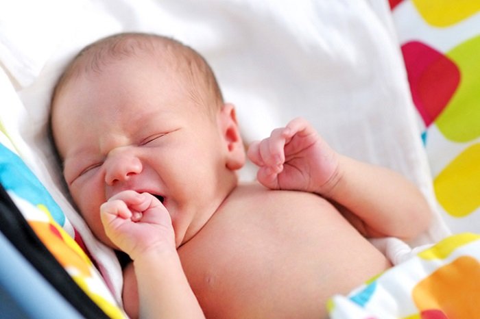 bé sơ sinh nằm trên giường mút tay, âm thanh của trẻ sơ sinh