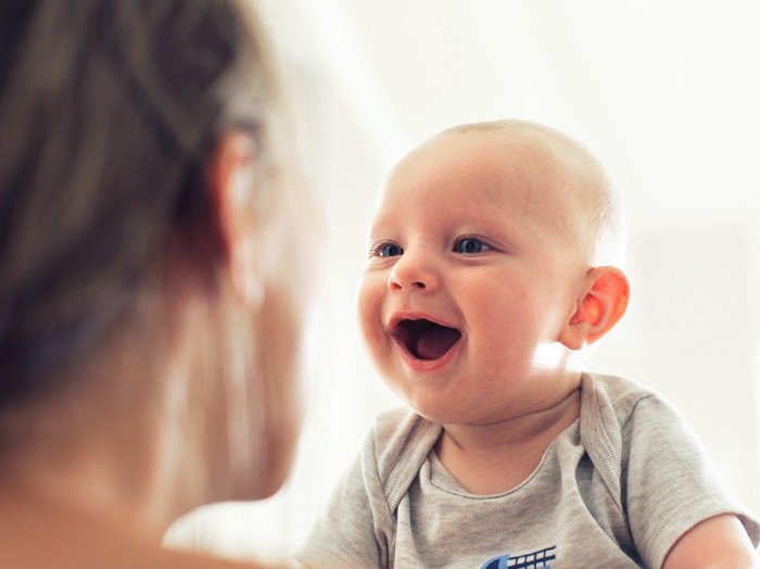 bé sơ sinh cười với mẹ, âm thanh của trẻ sơ sinh