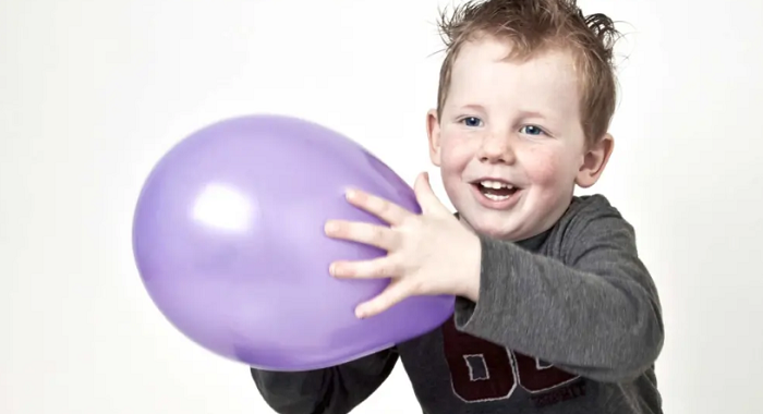 Tung bóng bay là một trò chơi giúp trẻ tăng động giảm chú ý xả năng lượng rất hiệu quả.