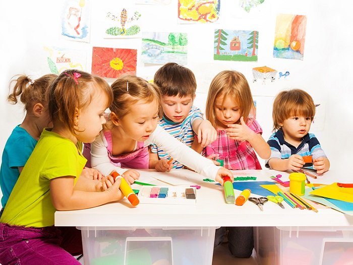Độc lập giúp trẻ dễ dàng làm được nhiều việc hơn ở môi trường mẫu giáo.