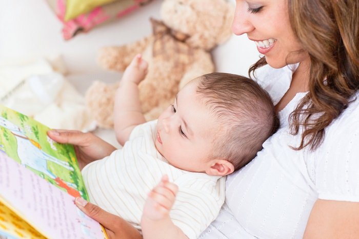 mẹ đọc sách cho bé sơ sinh