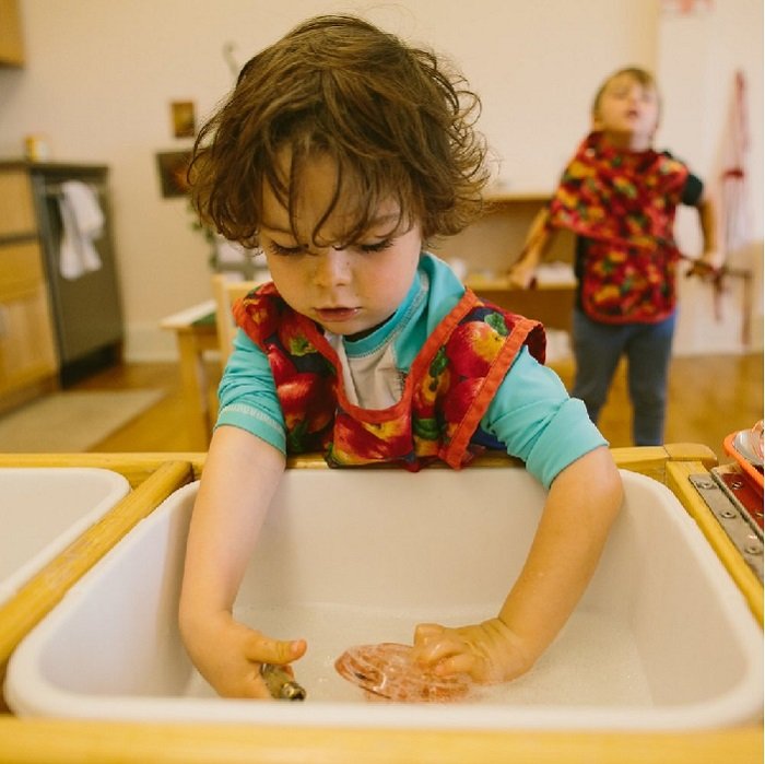 Hiểu phương pháp Montessori là gì, bố mẹ sẽ dễ dàng chọn trường cho trẻ.