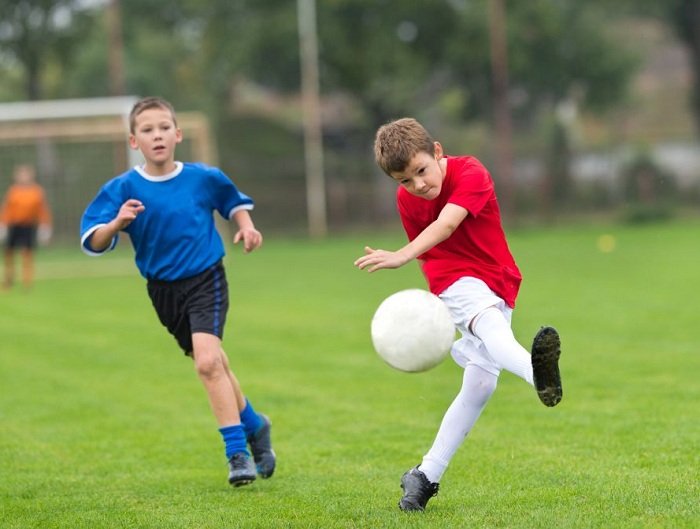 Những điều bố mẹ cần lưu ý khi cho trẻ chơi bóng đá