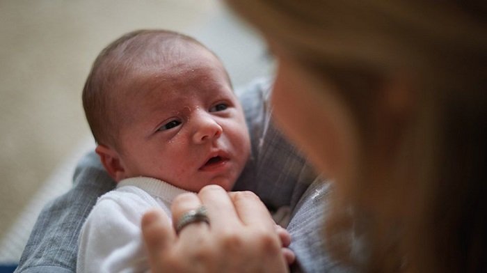 Nói chuyện với bé nhiều sẽ giúp kích thích sự phát triển nhận thức bé 1 tháng tuổi