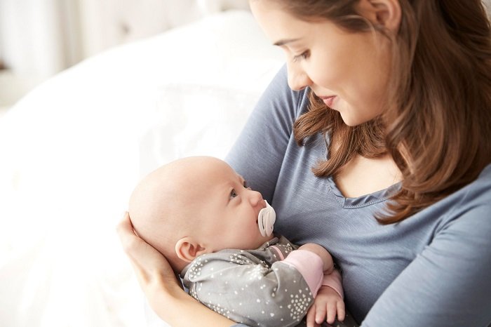 Để theo kịp sự phát triển nhận thức của bé 2 tháng tuổi, bố mẹ nên học cách đọc vị cảm xúc của bé.
