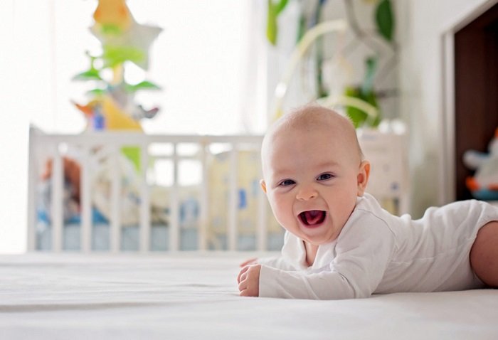 Do bé vận động nhiều hơn nên khả năng nhận thức của bé 4 tháng tuổi phát triển vượt bậc.  