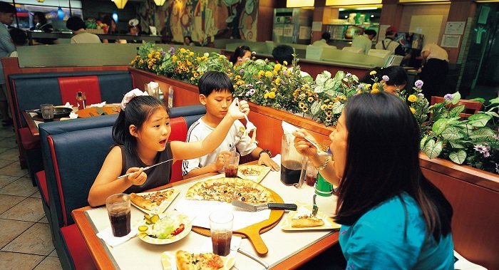 Khi đi ăn ở ngoài, trẻ cũng sẽ tránh được những thứ gây sao lãng như điện thoại, tivi...