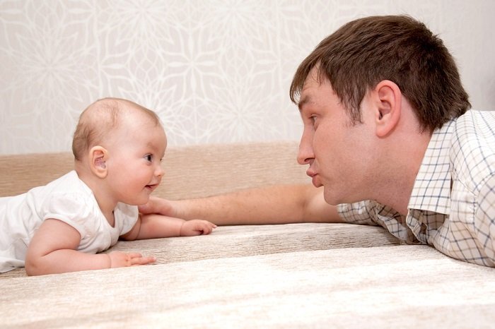 bé sơ sinh trò chuyện với bố, kỹ năng giao tiếp