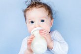Trẻ mấy tháng uống được sữa tươi và những điều bố mẹ nên biết