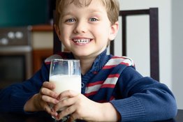 Giải đáp nỗi băn khoăn liệu trẻ nhỏ có bị thiếu canxi nếu không uống sữa?