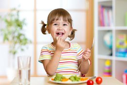 5 lời khuyên cho bố mẹ về việc ăn uống của trẻ 3 tuổi