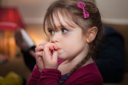 Trẻ cắn móng tay hoặc mút ngón tay - không tệ như bố mẹ tưởng!