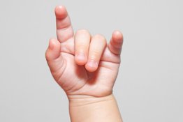 Dạy trẻ ngôn ngữ ký hiệu ở giai đoạn 3-6 tuổi: 3 lợi ích thiết thực
