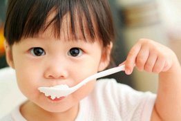 Tập cho bé tự xúc ăn bằng thìa – những điều bố mẹ cần lưu ý