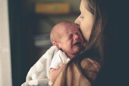 Trẻ hay khóc đêm: Bố mẹ phải làm sao? 