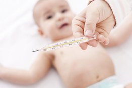 Trẻ sơ sinh bị sốt: Nguyên nhân, dấu hiệu và những việc bố mẹ cần làm