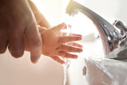 Hướng dẫn bé cách rửa tay sạch chuẩn để phòng dịch Covid-19