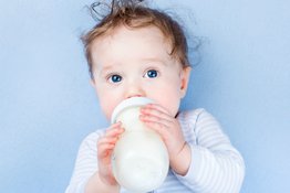 Trẻ mấy tháng uống được sữa tươi và những điều bố mẹ nên biết