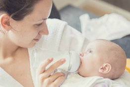 Cách tập cho bé bú bình hiệu quả nhất và những điều mẹ nên biết