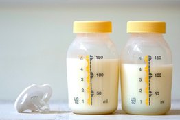 Có nên cho con bú sữa người khác khi mẹ không đủ sữa cho con?