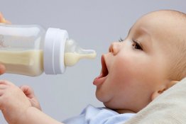 Trẻ sơ sinh bị sặc sữa: Nguyên nhân và cách xử lý