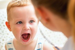 Bố mẹ nên làm gì khi trẻ em bị nhiệt miệng và sốt?
