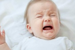 Trẻ sơ sinh ngủ ít và không sâu giấc, bố mẹ phải làm sao? 