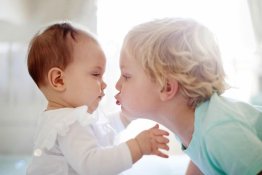 Bố mẹ nên làm gì khi trẻ có thêm em?