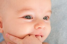 Trẻ mọc nanh sữa: bố mẹ có nên nhổ cho trẻ hay không?