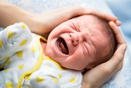 Trẻ sơ sinh bị đầy hơi chướng bụng: Bố mẹ nên làm gì đây?