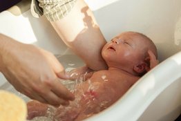 Giờ tắm cho trẻ theo tháng tuổi và những lưu ý quan trọng dành cho bố mẹ