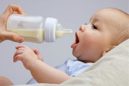 Trẻ sơ sinh bị ọc sữa nhiều, bố mẹ nên xử lý ra sao?