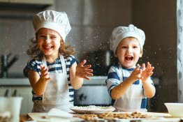 Các hoạt động nấu ăn cho trẻ bố mẹ không nên bỏ qua