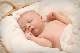 Trẻ sơ sinh ngủ ngáy có sao không?