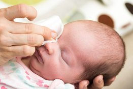 Tác hại của việc nhỏ sữa mẹ vào mắt mà bố mẹ không ngờ tới?