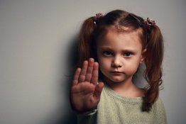 Dạy trẻ không đi theo người lạ và tự bảo vệ bản thân