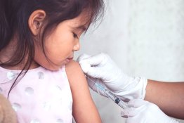 Trẻ tiêm phòng trễ có sao không và hậu quả bố mẹ không thể ngờ tới