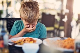 Trẻ bị ngộ độc thức ăn: bố mẹ cần làm gì?