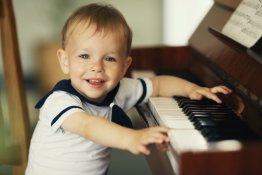 Bố mẹ có biết trẻ em nên học piano từ mấy tuổi?