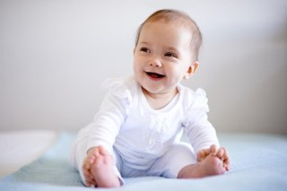 Cho bé ngồi sớm có sao không?