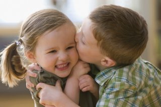 Hành vi tình dục bình thường ở trẻ mầm non: Bố mẹ nên phản ứng ra sao?