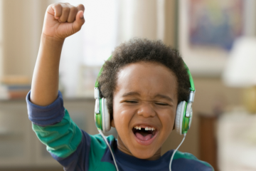 Nghe nhạc từ nhỏ có thể tác động đến khả năng ngôn ngữ của bé?