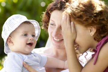 Những cột mốc phát triển não bộ của bé từ 6-12 tháng tuổi