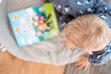 Bố mẹ nên làm gì để giúp con 2-3 tuổi yêu đọc sách?