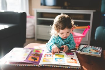 Để bé tròn 1 tuổi đã bắt đầu yêu đọc sách